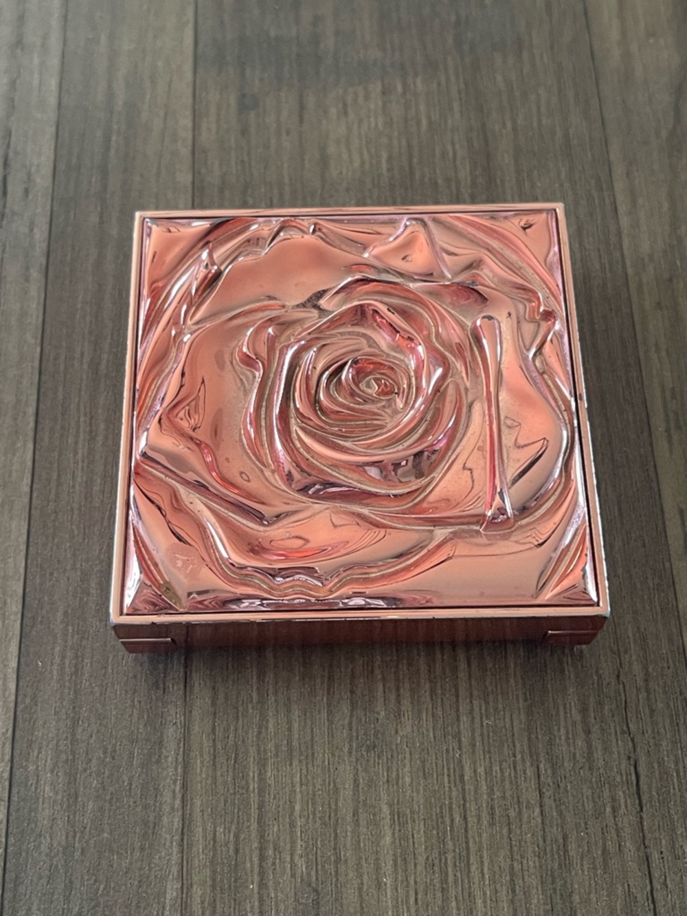 Smashbox Rose-Embossed Highlighter Compact in Metallic Pink